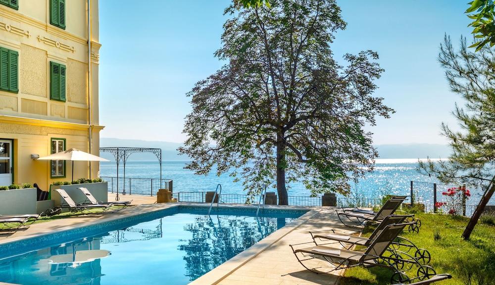 Apartments Belvedere - Liburnia Lovran Bagian luar foto